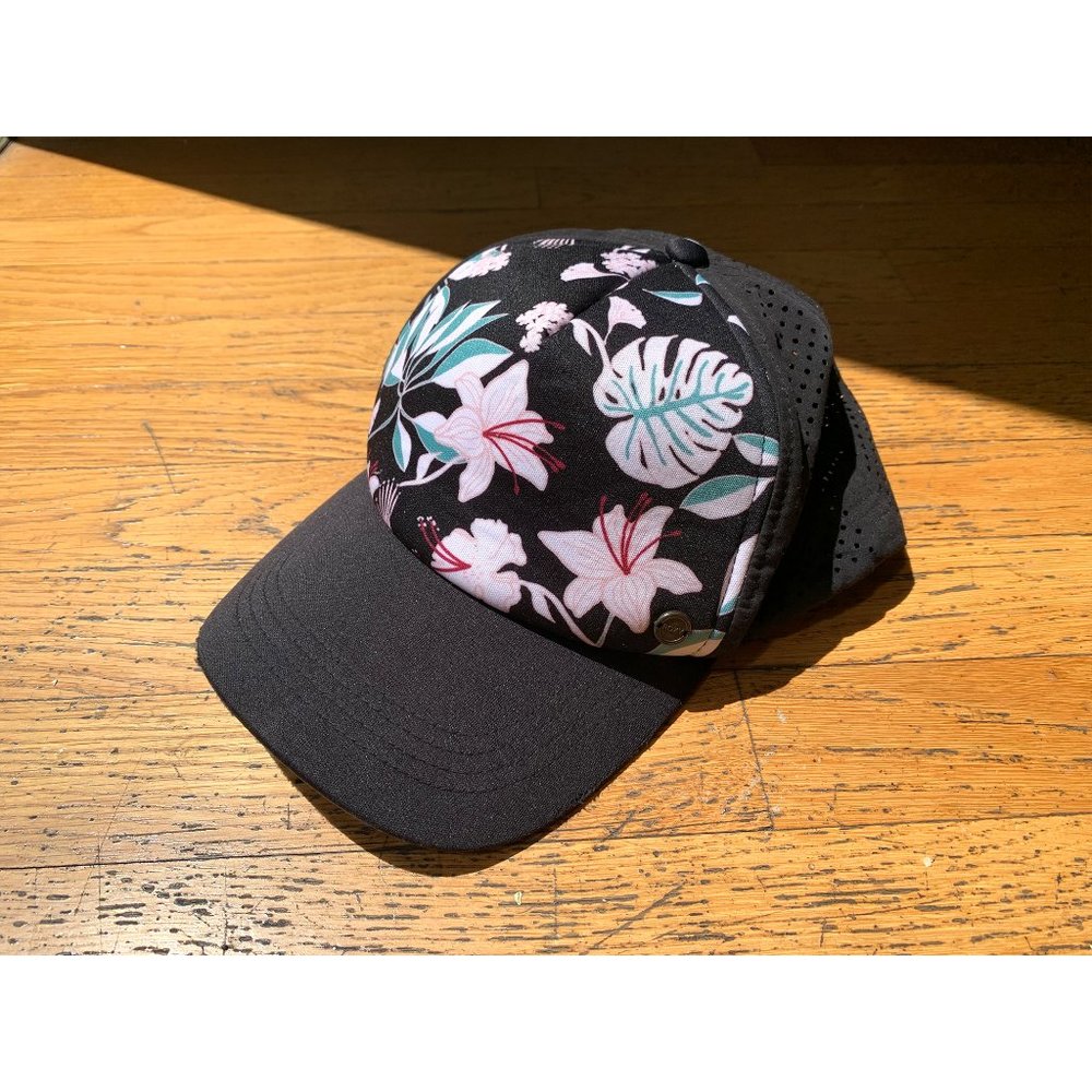 Roxy Women's Surf trucker hat cap Hawaiian Hibiscus Print